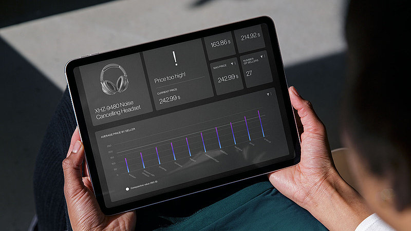 Eine Frau hält ein Tablet mit einem Dashboard der Softwarelösung FIGHT CLUB von XPLN